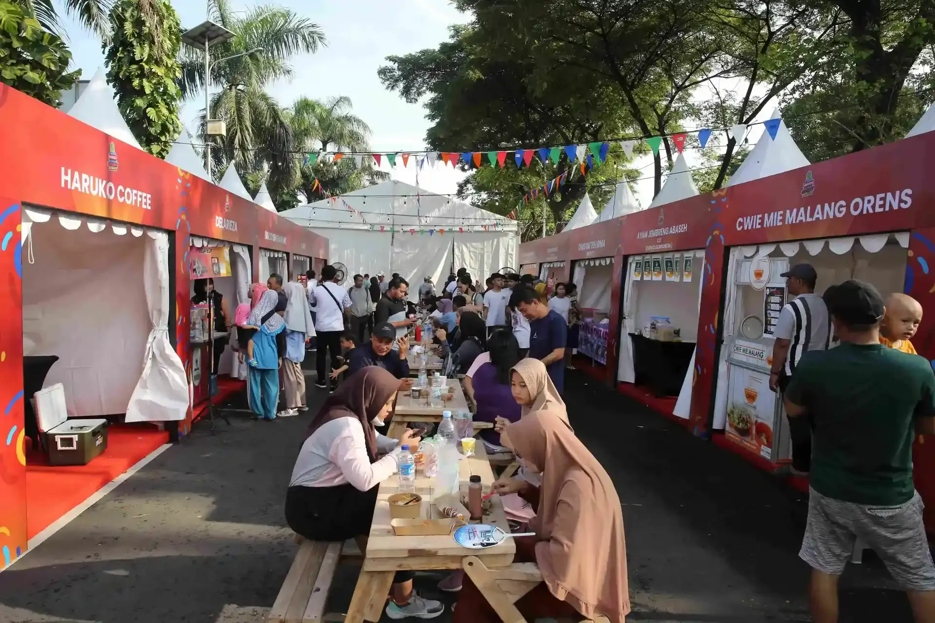 Suasana Umkm Yang Menghadirkan Beragam Kuliner Khas Nusantara Di Acara Daihatsu Kumpul Sahabat
