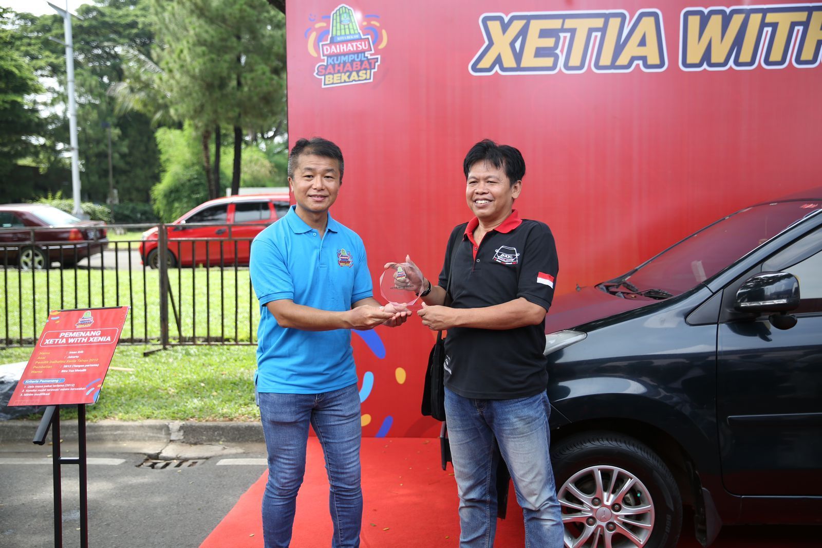 Penyerahan Penghargaan Dari Perwakilan Manajemen Daihatsu Kepada Pemenang Xetia With Xenia, Di Acara Daihatsu Kumpul Sahabat Bekasi, 28 April 2024