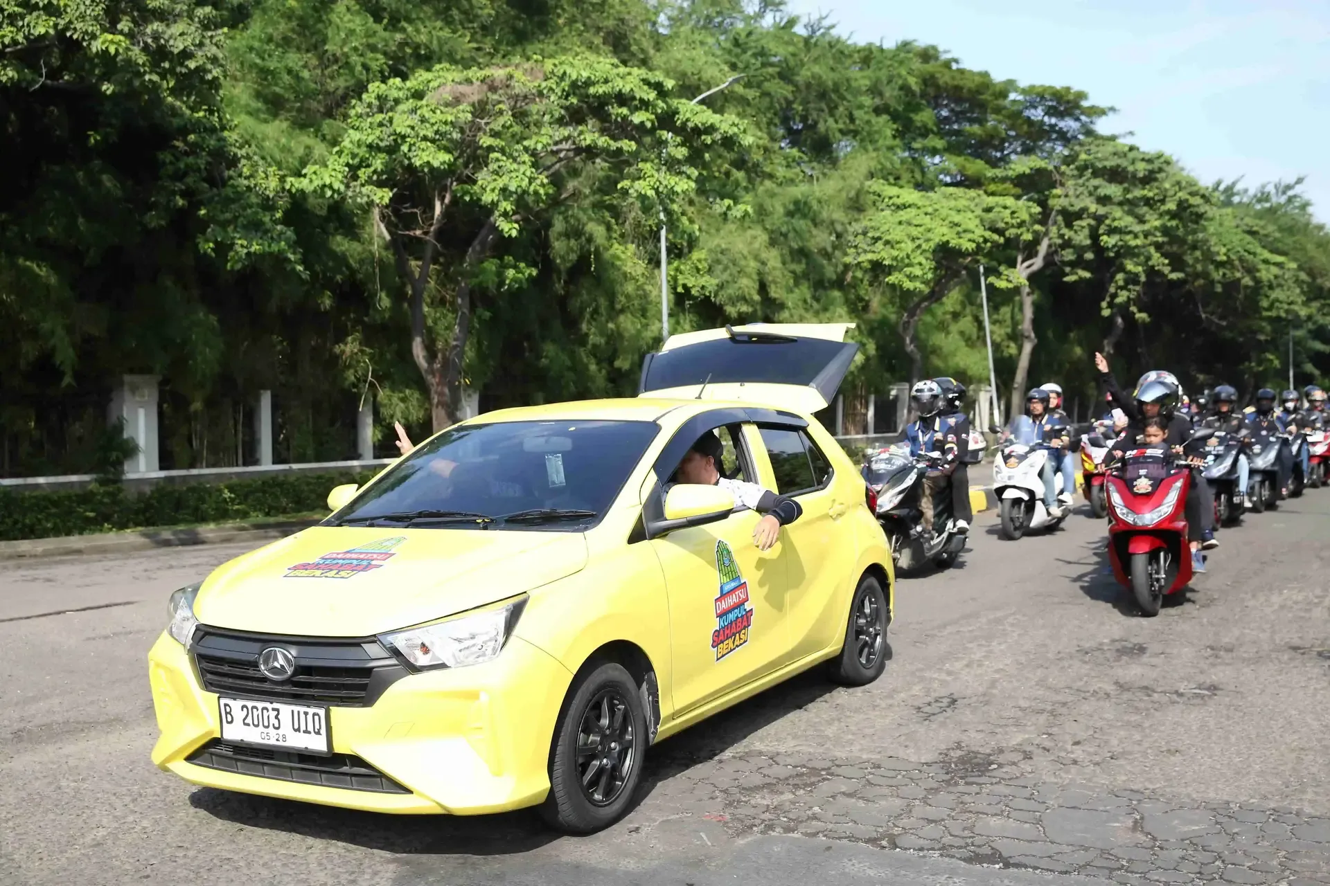 Aktivitas Olling Thunder Antara Komunitas Daihatsu Dan Pengendara Sepeda Motor Pada Salah Satu Acara Daihatsu Kumpul Sahabat