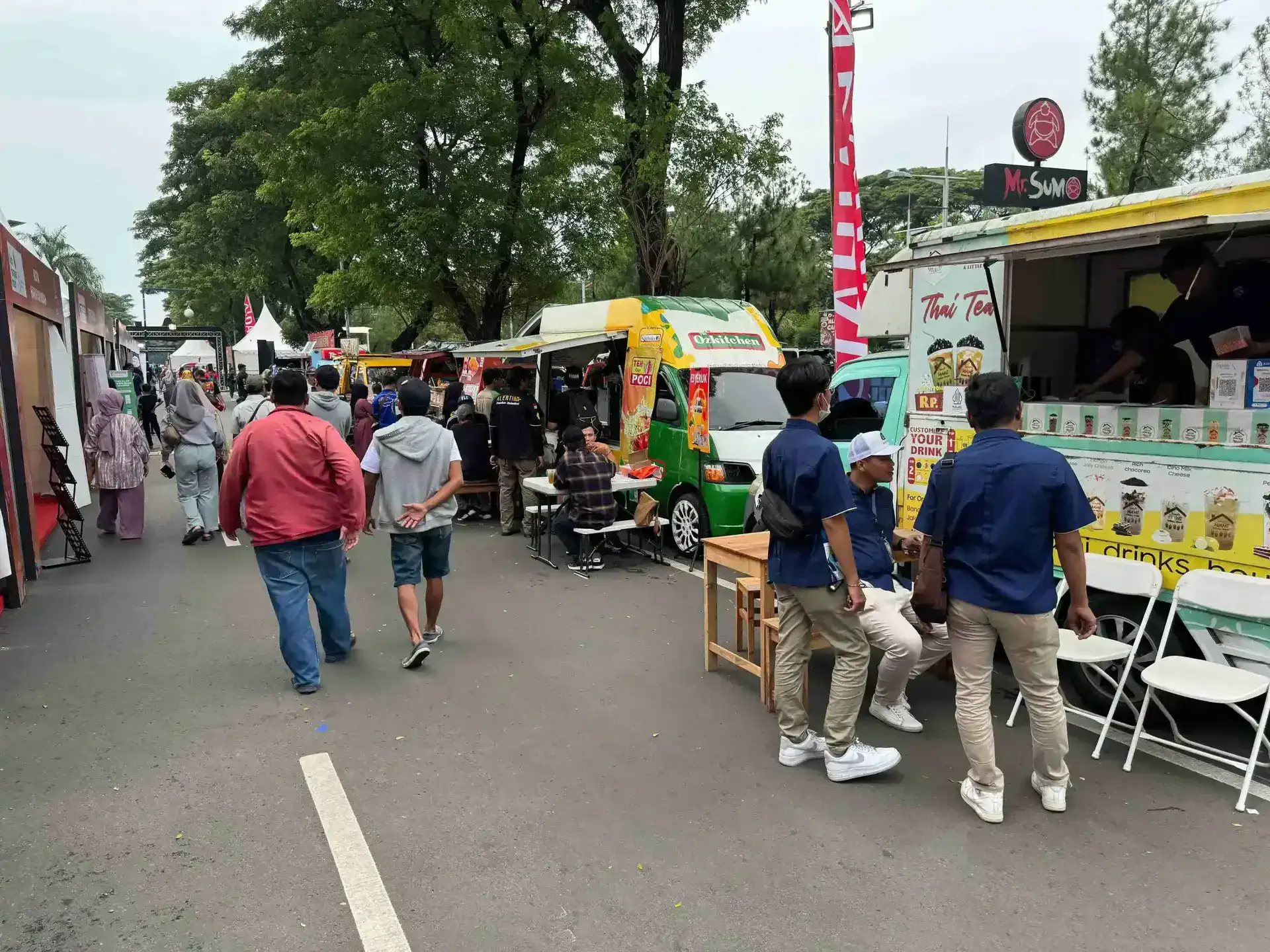 Suasana Pengunjung Daihatsu Kumpul Sahabat Di Area Jajanan Food Truck Di Daihatsu Kumpul Sahabat