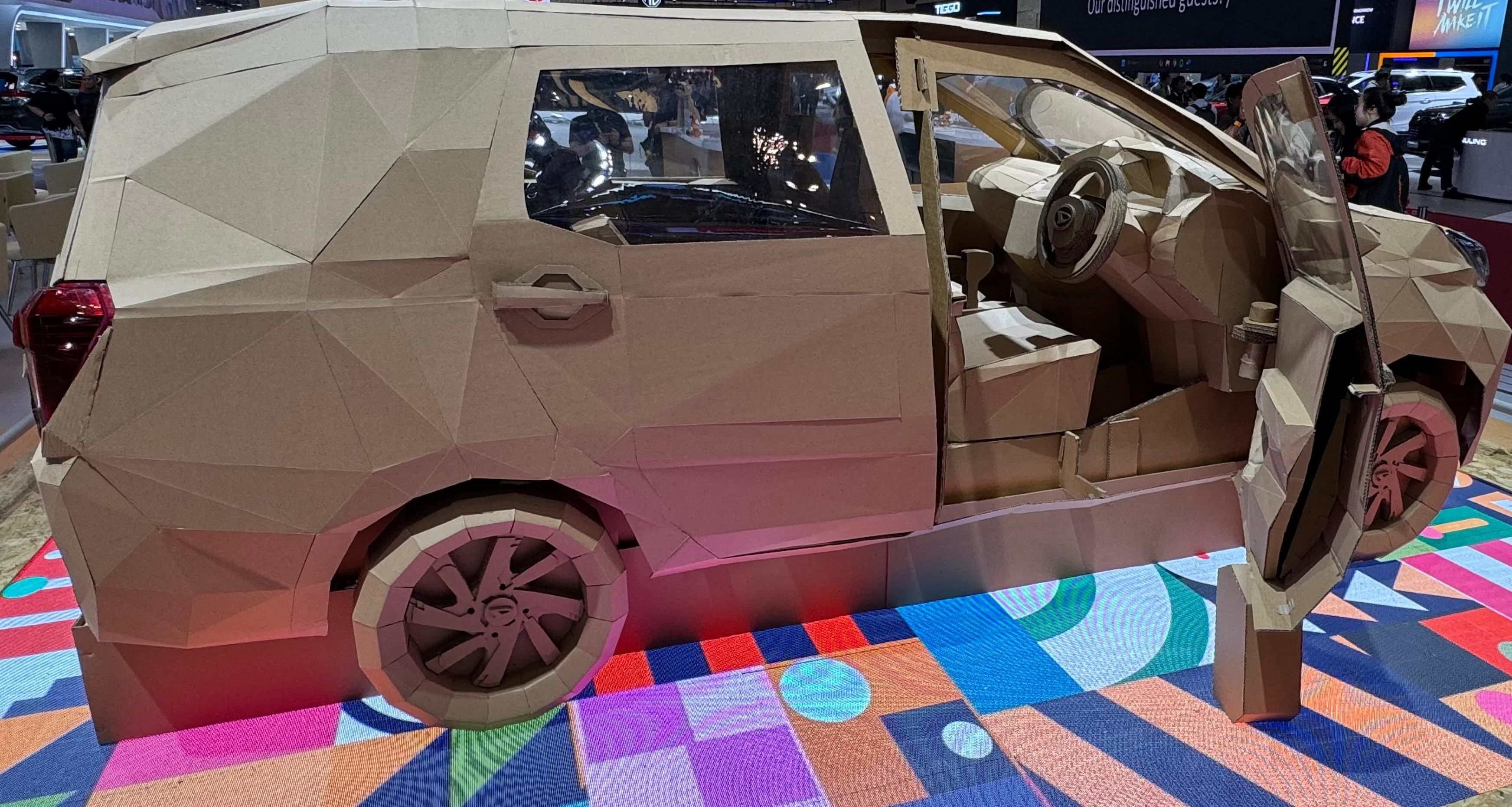 Sigra Cardboard Tampak Samping Dengan Interior Yang Detail