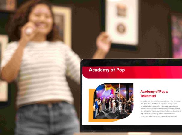 <ul><li><em>Telkomsel berkolaborasi bersama Academy of Pop (AOP), ajang pencarian bakat kelas dunia yang diprakarsai oleh Simon Fuller, membuka kesempatan bagi seluruh talenta muda Indonesia untuk berkarya dan bersinar di kancah internasional.</em></li> <li><em>Para talenta kreatif muda Indonesia yang tertarik untuk mengikuti Academy of Pop dapat mengikuti audisinya lebih awal bersama Telkomsel dengan menyiapkan dan mengunggah video audisi orisinal yang menampilkan kemampuan terbaik mereka dalam bernyanyi, menari dan akting.</em></li> <li><em>Talenta terbaik yang terpilih akan mendapatkan kesempatan eksklusif untuk mengikuti bootcamp intensif selama satu minggu di studio Academy of Pop di Los Angeles, Amerika Serikat dan seluruh perjalanan para peserta akan ditayangkan secara eksklusif di platform hiburan digital terlengkap milik Telkomsel seperti MyTelkomsel Super App, IndiHome TV, dan MAXstream.</em></li> </ul> <p><strong>Jakarta, 1 Oktober 2024</strong> – Terinspirasi oleh semangat Indonesia, Telkomsel terus memperkuat komitmennya sebagai penyedia layanan telekomunikasi digital terdepan di Kawasan, dengan menggerakkan kemajuan ekosistem industri kreatif digital nasional dan memberdayakan talenta muda untuk menunjukkan bakat dan keterampilannya. Dalam langkah terbarunya, dengan semangat <strong>‘Bring Best Indonesian Talent to Hollywood’</strong>, Telkomsel berkolaborasi bersama Academy of Pop (AOP), sebuah ajang pencarian bakat kelas dunia yang diprakarsai oleh Simon Fuller, pencipta American Idol dan Spice Girls, membuka kesempatan bagi seluruh talenta muda Indonesia untuk berkarya dan bersinar di kancah internasional.</p> <p>Academy of Pop merupakan ajang pencarian bakat yang mengedepankan inovasi dan kreativitas dalam menemukan dan mengembangkan talenta terbaik dari seluruh dunia. Kolaborasi strategis ini menandai komitmen Telkomsel untuk memperkenalkan kekayaan budaya Indonesia yang beragam serta mendukung kreator muda Tanah Air dalam mengembangkan potensi mereka dan berkompetisi di kanc