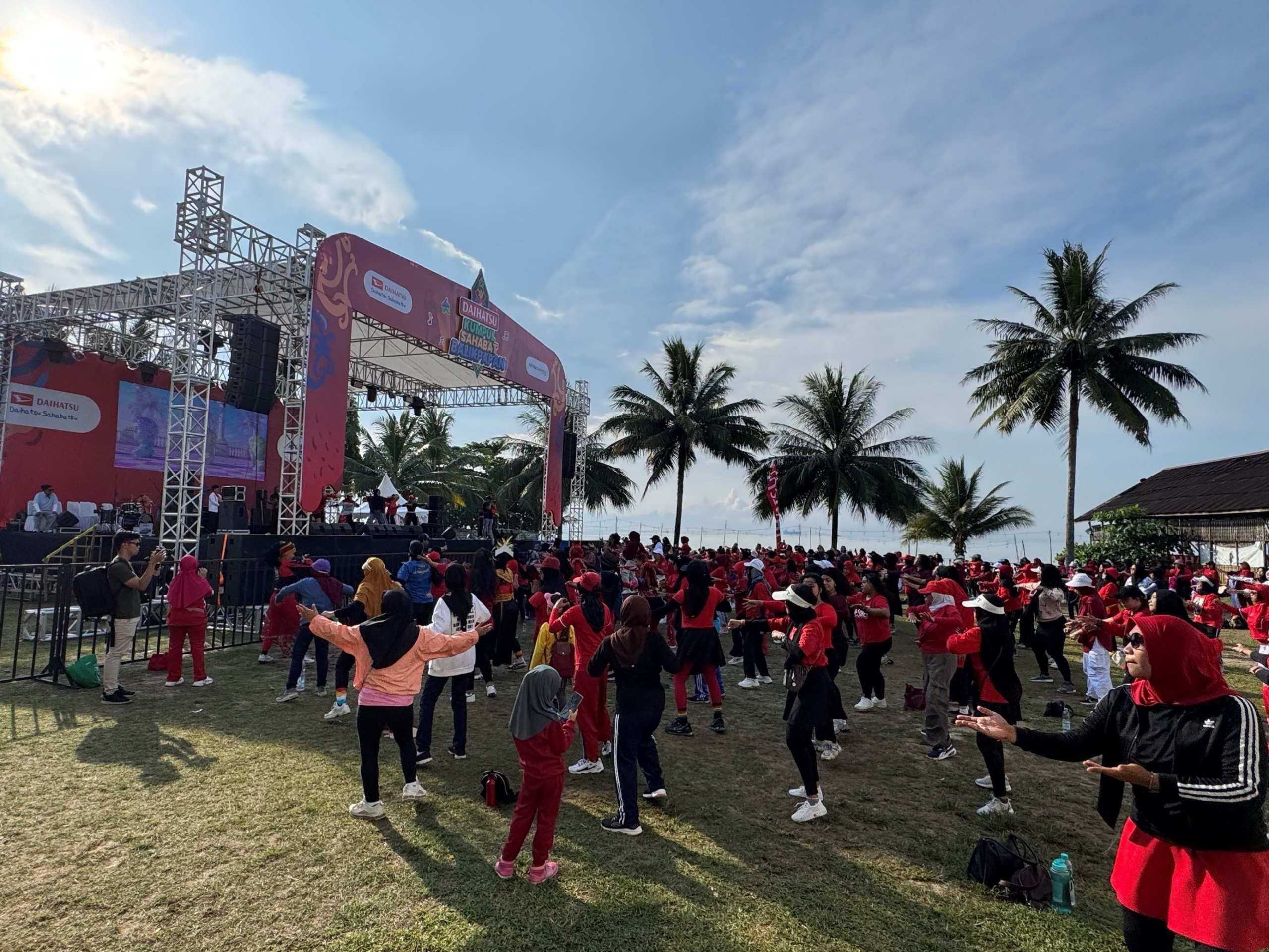 Aktivitas Zumba Bersama Di Pagi Hari Pada Acara Daihatsu Kumpul Sahabat Balikpapan