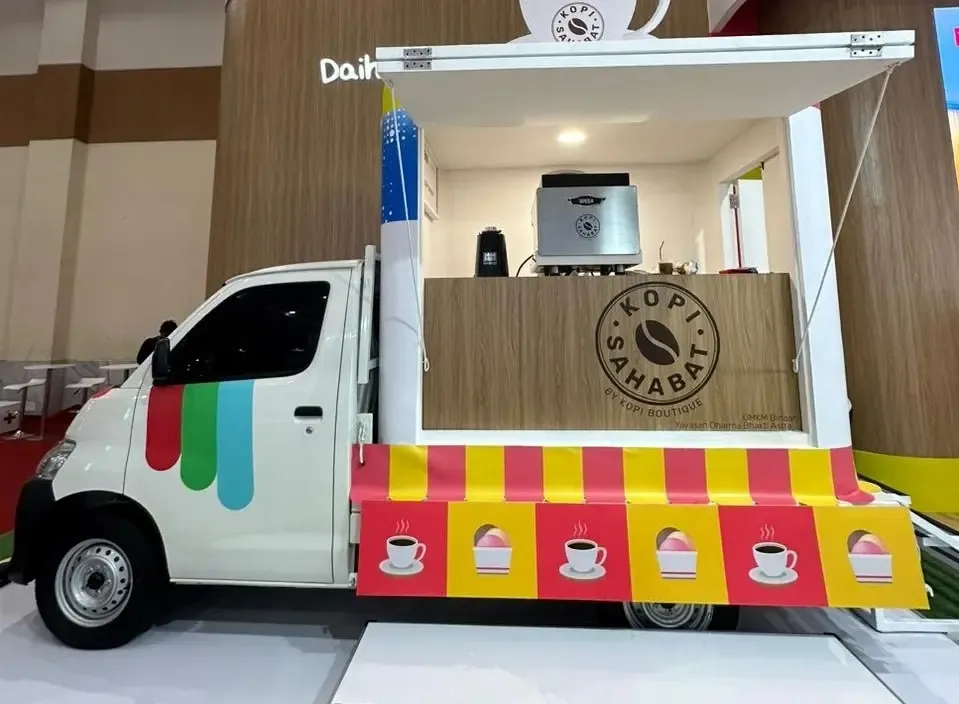 Daihatsu Gran Max Dimodifikasi Menjadi Coffee Cafe