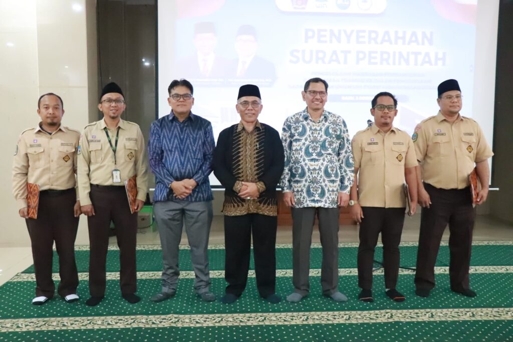 Transisi ke BLU, UIN Jakarta Serahkan Surat Perintah Pengelolaan kepada 32 Pejabat dan Pimpinan Madrasah Pembangunan