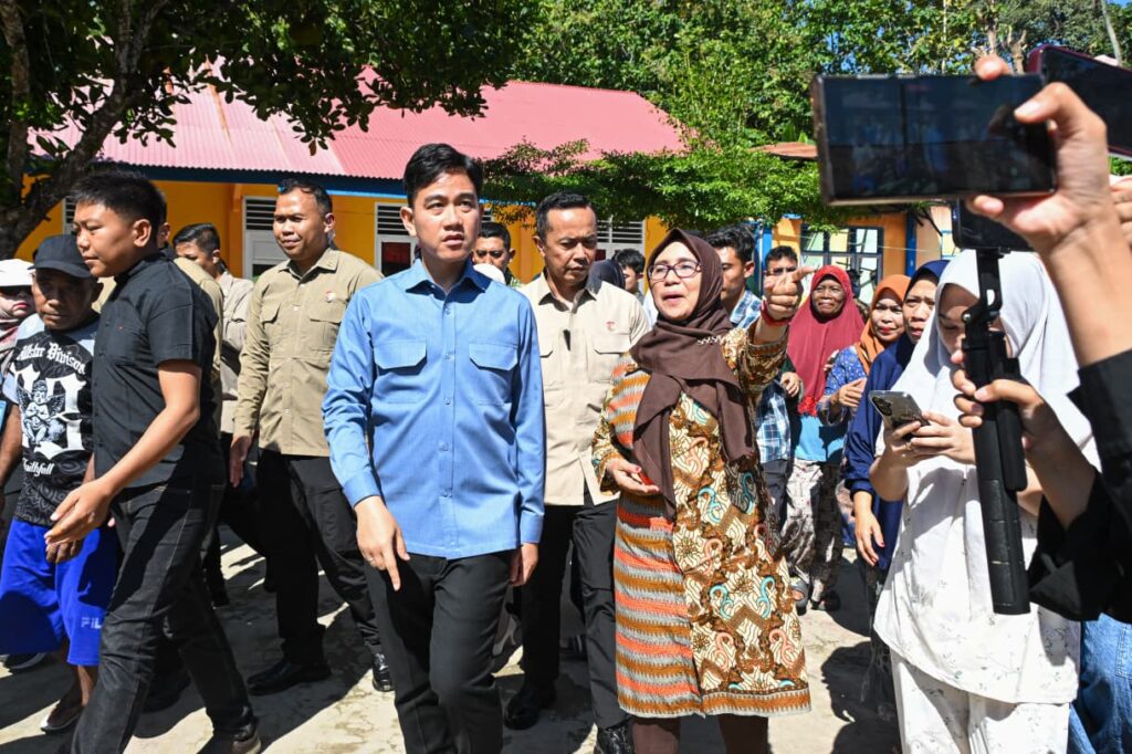 Di Tengah Perjalanan Menuju Bendungan, Wapres Singgah ke SDN 07 Bulango yang Pernah Terbakar