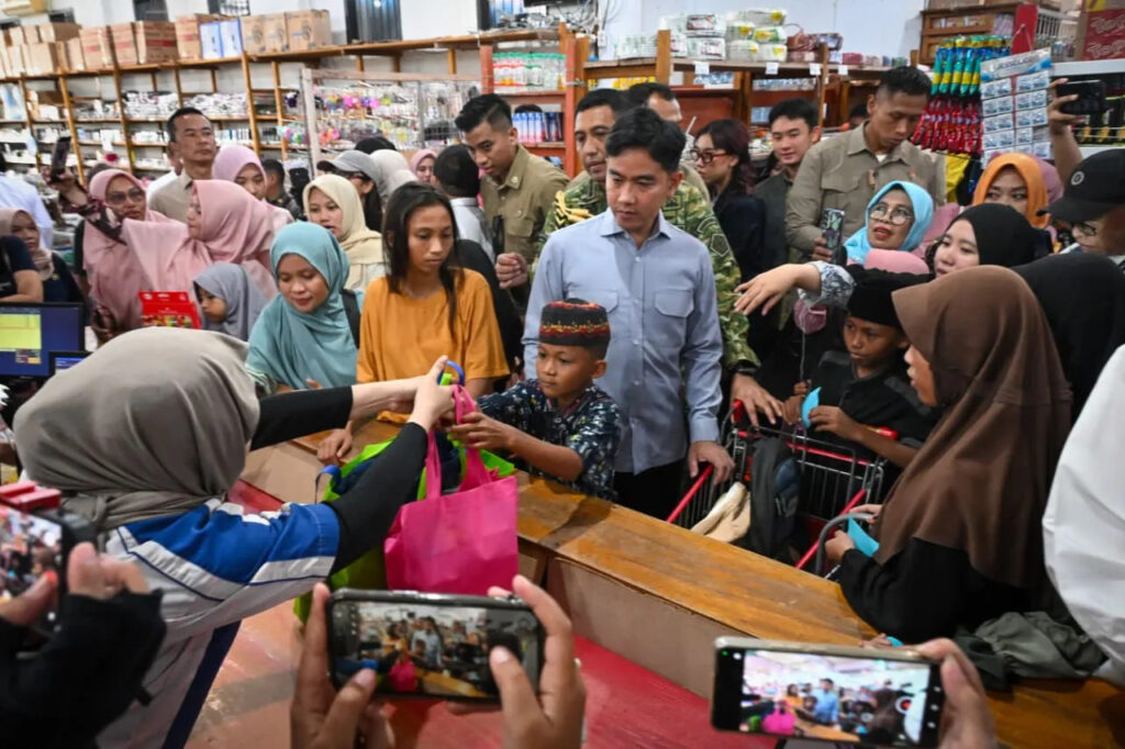 Jelang Tahun Ajaran Baru, Wapres Ajak Anak-Anak Panti Asuhan di Gorontalo Belanja Kebutuhan Sekolah