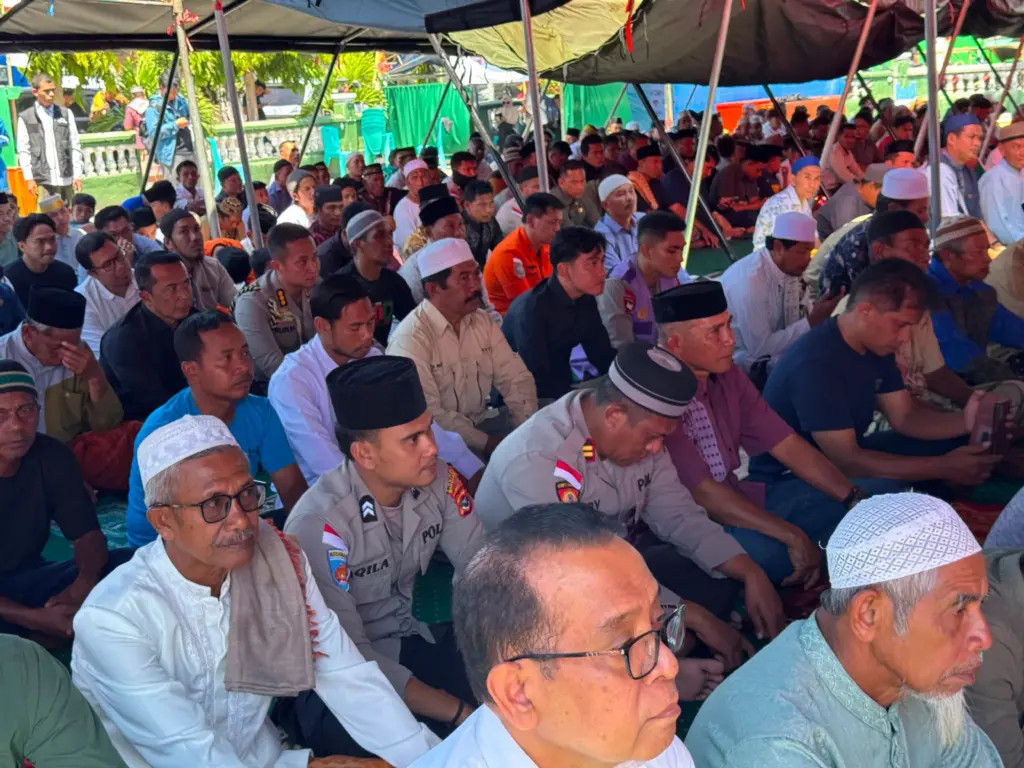 Salat Jumat Bersama Warga Terdampak Gempa di Manggarai, Wapres Doakan NTT Segera Pulih