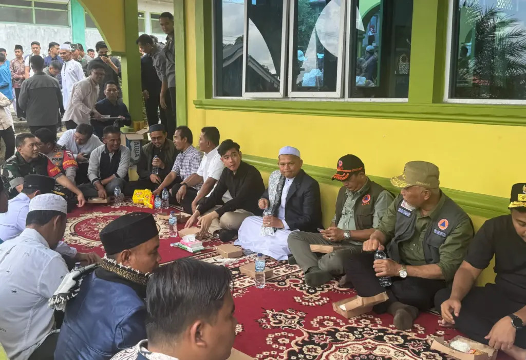 Salat Jumat Bersama Warga Terdampak Bencana di Solok, Wapres Serap Aspirasi dan Pastikan Pemulihan Rumah Ibadah