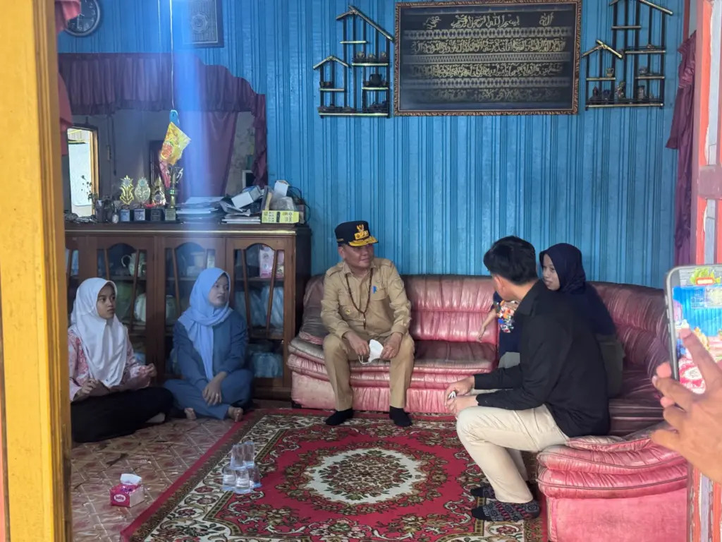 Temui Keluarga Petugas yang Gugur Saat Penanganan Karhutla, Wapres Sampaikan Duka Cita dan Penghormatan
